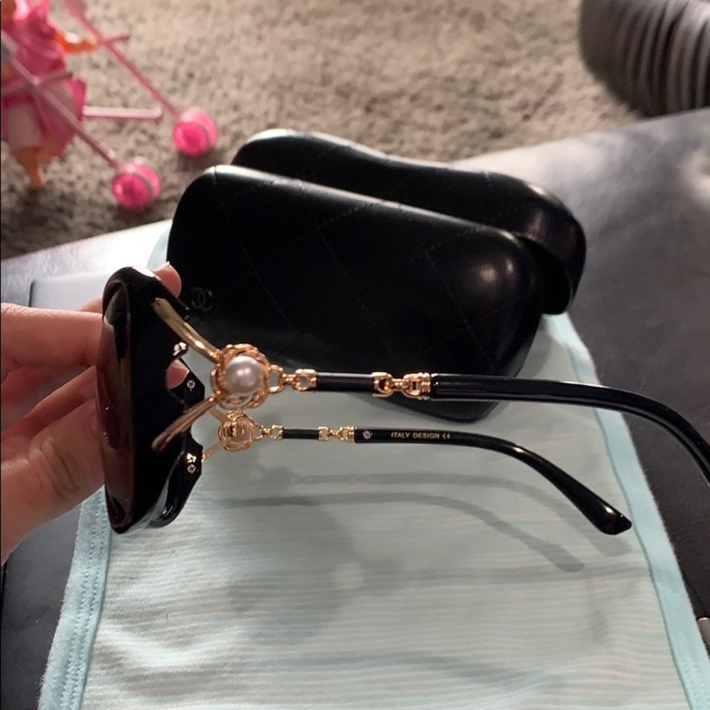 Black Chanel sunglasses - Picture 3 of 4